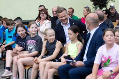 Zdjęcie z oficjalnego otwarcia Centrum Rekreacyjno-Sportowego i Edukacyjnego przy ZSP nr 5